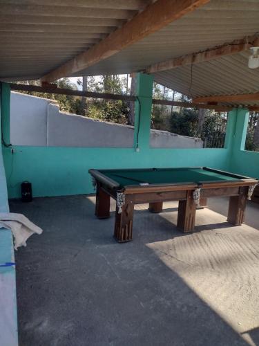 Meja biliard di Chácara com piscina