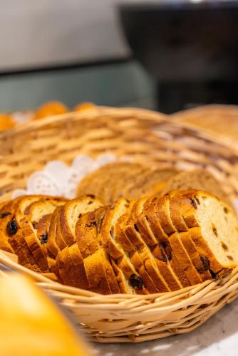 a basket filled with bread on top of a table at Vakantie Logies de Kleine Motte in Sint-Truiden