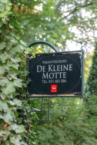 a sign that reads de kleine mote at Vakantie Logies de Kleine Motte in Sint-Truiden