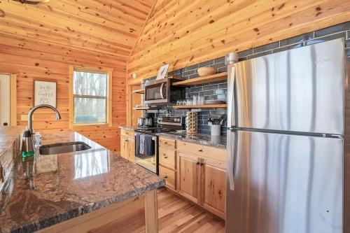 Kuchyň nebo kuchyňský kout v ubytování Fern Haven A modern take on Hocking Hills cabins