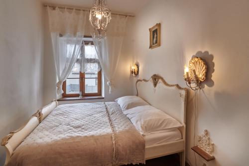 Ένα ή περισσότερα κρεβάτια σε δωμάτιο στο Apartmán Mariam v Hellovom dome