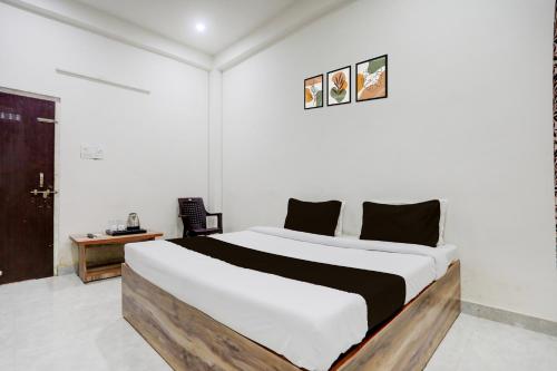 a bedroom with a large bed in a room at Hotel O Kashi Home in Kakarmatha