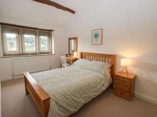 Giường trong phòng chung tại Hill Top Cottage