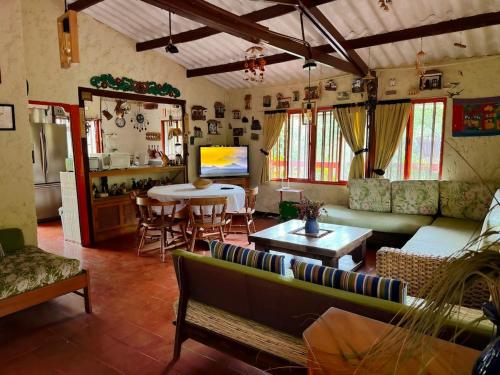 a living room with a couch and a table at Casa de campo en medio de encantadores jardines in San Francisco
