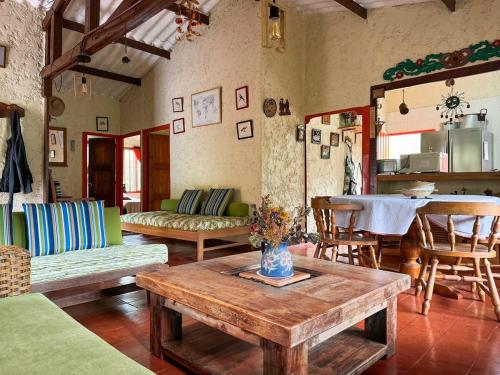 a living room with a table and a couch at Casa de campo en medio de encantadores jardines in San Francisco