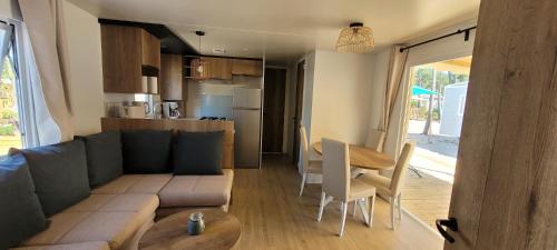 Kuchyň nebo kuchyňský kout v ubytování Bungalow neuf 6 places au calme, proche océan et lac