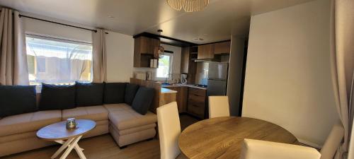 Kuchyň nebo kuchyňský kout v ubytování Bungalow neuf 6 places au calme, proche océan et lac