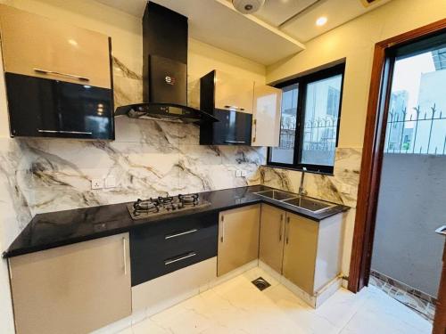 Η κουζίνα ή μικρή κουζίνα στο Modern Villa DHA