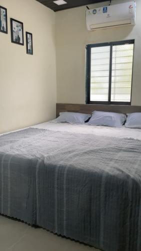 Postel nebo postele na pokoji v ubytování Yash Farmhouse