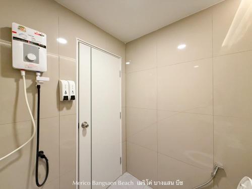 eine Duschkabine im Bad mit Dusche in der Unterkunft เมริโค่ บางแสน บีช Merico Bangsaen Beach in Ban Laem Thaen