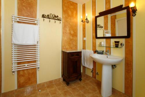 a bathroom with a sink and a mirror at Villa Amelia Rooms in Marina di Pietrasanta