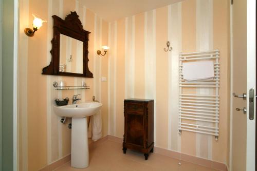 a bathroom with a sink and a mirror at Villa Amelia Rooms in Marina di Pietrasanta