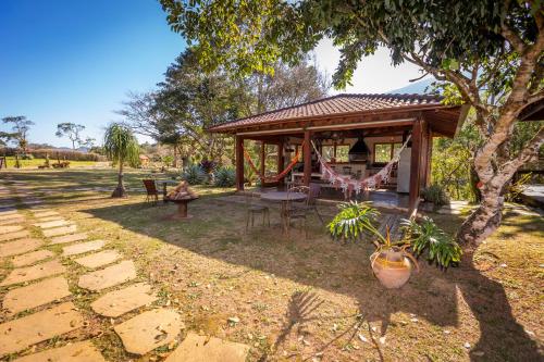 a gazebo with a table and chairs in a yard at Chácara da Mantiqueira - São Francisco Xavier in São José dos Campos