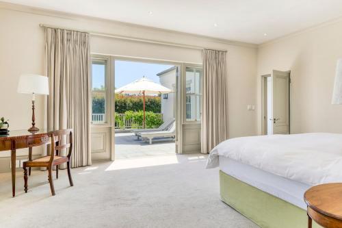 En eller flere senge i et værelse på Villa High Court