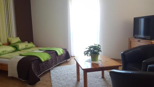 Tópart Apartmanにあるベッド