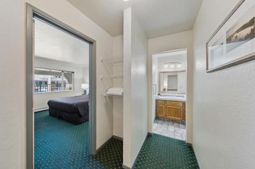Ένα ή περισσότερα κρεβάτια σε δωμάτιο στο The Lodge at Lake Tahoe