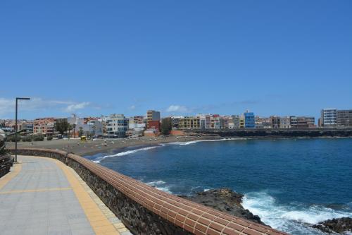 Una vista de una playa con edificios y el océano. en Ian's House, en La Garita