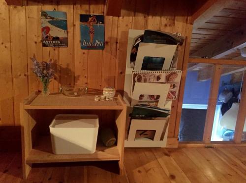 a room with a desk and a table and a shelf at Arrifana - CASA DAS MARÉS - Casa na Praia in Aljezur