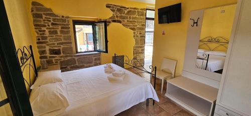 a room with a table and a bed in it at DE LERMA by Keyhole Selection in Castelmezzano
