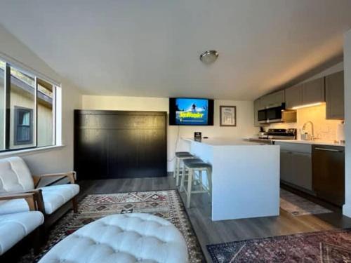 a living room with a couch and a kitchen at Eagles Nest Cozy Retreat Mtn Views in Vail