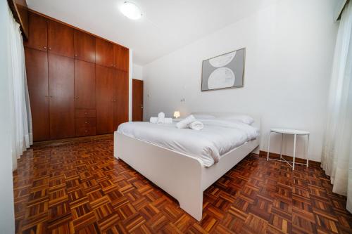 Кровать или кровати в номере Cozy 3 bedroom flat city center