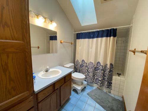 Koupelna v ubytování Twin Lakes Waterfront Retreat with Private Dock Fire Pit And Family Friendly Space