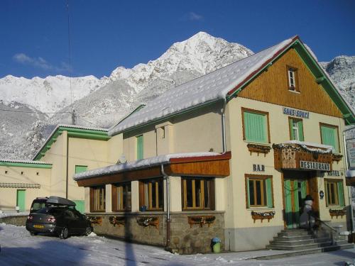 Nespecifikovaný výhled na hory nebo výhled na hory při pohledu z hotelu