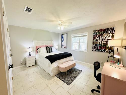 une chambre avec un lit et un ventilateur de plafond dans l'établissement Eastgate 3A Pretty in Pink, à Hammond