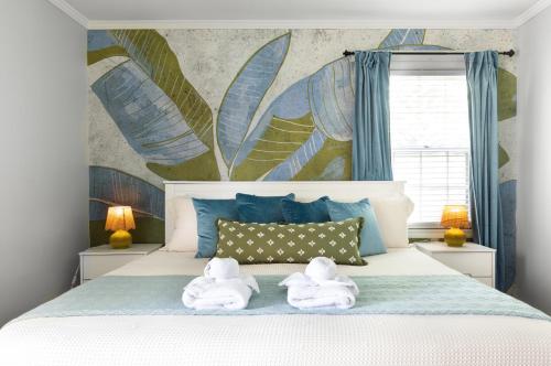 a bedroom with two towels on a bed at Savannah Retreat with Pool,Golf,Hot tub, Sleeps 14 in Savannah