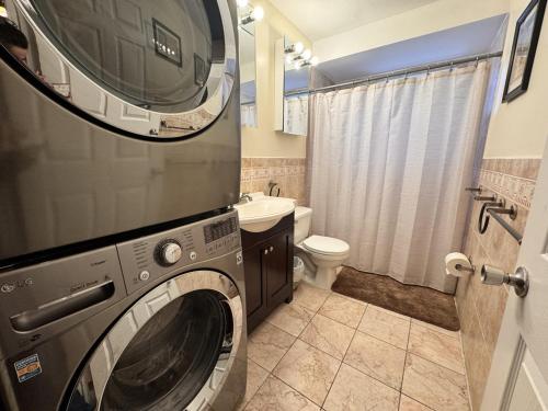 Phòng tắm tại NY-NJ Tennis Suites - Sleeps 40 - 15 Mins to NYC