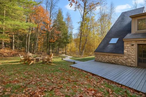 a backyard with a picnic table and a house at Drift Haus 4 and half BR Mountain Lodge in Windham