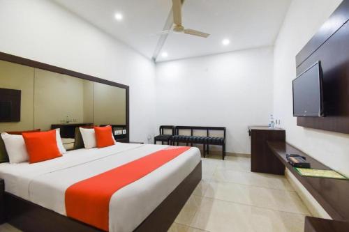 Μια τηλεόραση ή/και κέντρο ψυχαγωγίας στο Hotel Grand Punjab