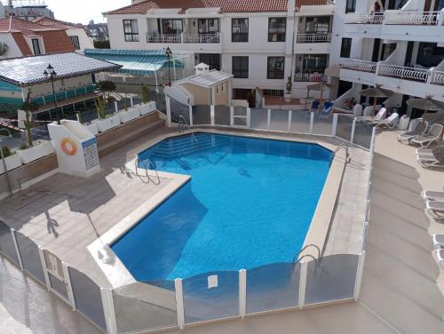 Vista aérea de una piscina en un hotel en Aguamarina Apartment - Los Diamantes 2, en Los Cristianos