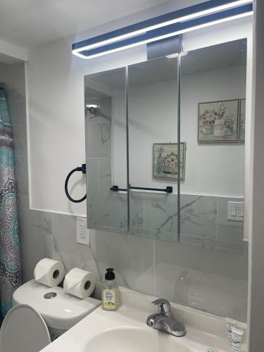 Ένα μπάνιο στο New 4 Apts-198-3 Bed Apt 1st Floor & 3 Bed Apt 2nd Floor - 1 Bed Studio Apt Ground Floor & 1 Bed Studio Apt Ground Floor near Penn Station EWR Airport Hospital NYC