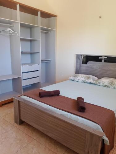 a bedroom with a large bed and a closet at Refugio Kitesurf - ilha do Guajirú in Itarema