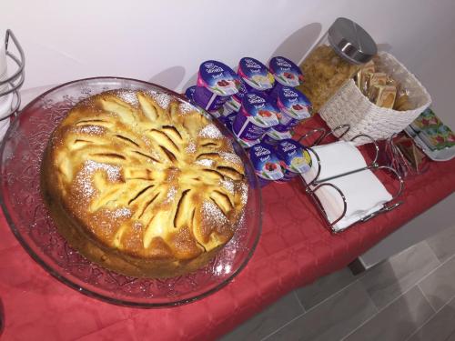 een taart op een bord op een tafel met chips bij Bed & Breakfast Tramonti in Trapani