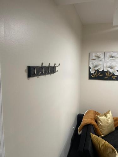 Χώρος καθιστικού στο New 4 Apts-198-3 Bed Apt 1st Floor & 3 Bed Apt 2nd Floor - 1 Bed Studio Apt Ground Floor & 1 Bed Studio Apt Ground Floor near Penn Station EWR Airport Hospital NYC