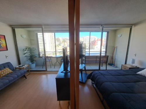 une chambre avec un lit et un salon avec un canapé dans l'établissement Depto central 2, à Viña del Mar