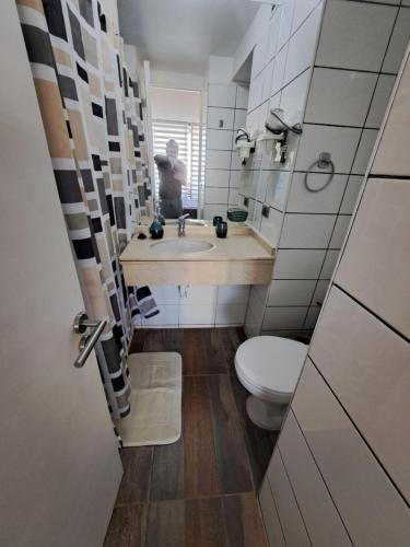 une petite salle de bain avec toilettes et lavabo dans l'établissement Depto central 2, à Viña del Mar