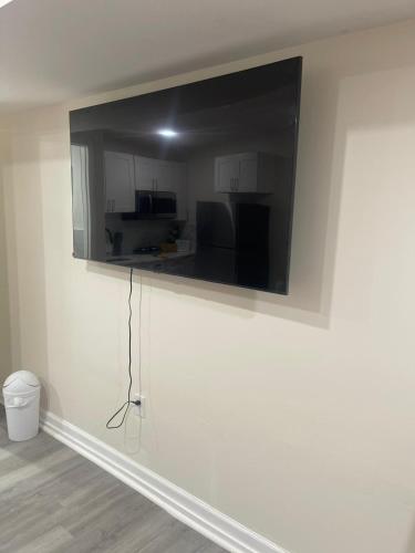 Μια τηλεόραση ή/και κέντρο ψυχαγωγίας στο New 4 Apts-198-3 Bed Apt 1st Floor & 3 Bed Apt 2nd Floor - 1 Bed Studio Apt Ground Floor & 1 Bed Studio Apt Ground Floor near Penn Station EWR Airport Hospital NYC