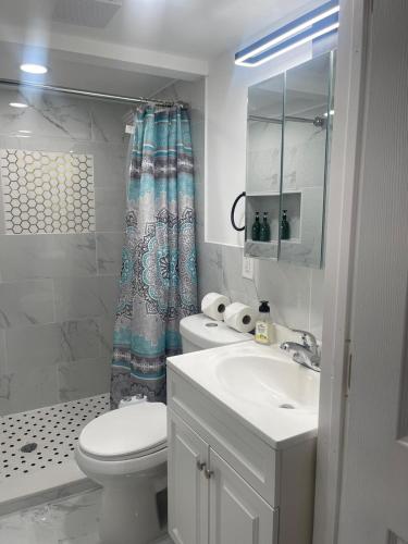 Ένα μπάνιο στο New 4 Apts-198-3 Bed Apt 1st Floor & 3 Bed Apt 2nd Floor - 1 Bed Studio Apt Ground Floor & 1 Bed Studio Apt Ground Floor near Penn Station EWR Airport Hospital NYC