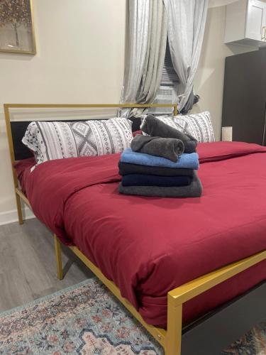 Ένα ή περισσότερα κρεβάτια σε δωμάτιο στο New 4 Apts-198-3 Bed Apt 1st Floor & 3 Bed Apt 2nd Floor - 1 Bed Studio Apt Ground Floor & 1 Bed Studio Apt Ground Floor near Penn Station EWR Airport Hospital NYC