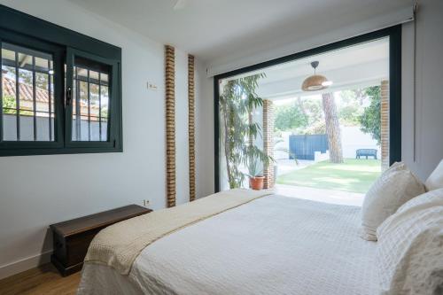 a bedroom with a bed and a large window at Casa Flandes 67 in Alcalá de Guadaira
