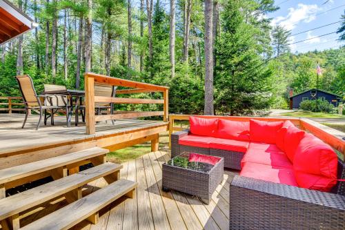 Χώρος καθιστικού στο Forested Retreat with Sauna 5 Mi to Schroon Lake