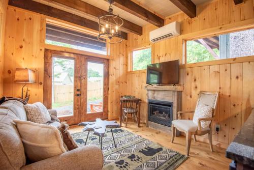 Fotografie z fotogalerie ubytování 1 Mile to Downtown West Jefferson Camping Cabin #5 v destinaci West Jefferson