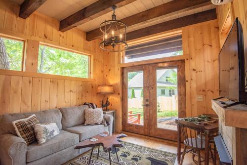 Fotografie z fotogalerie ubytování 1 Mile to Downtown West Jefferson Camping Cabin #5 v destinaci West Jefferson