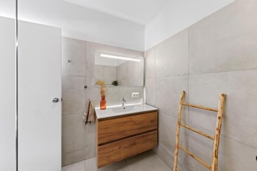 a bathroom with a sink and a mirror at Casa Juno in Fontein