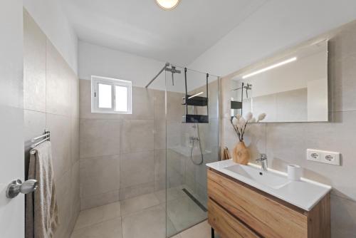 a bathroom with a shower and a sink and a shower at Casa Juno in Fontein