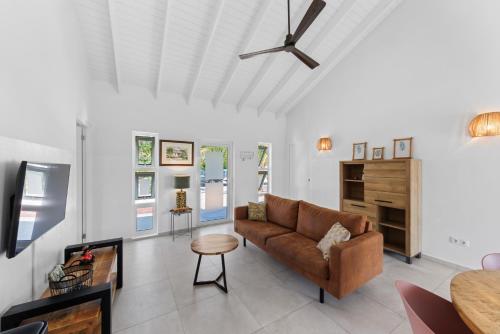 a living room with a couch and a table at Casa Juno in Fontein