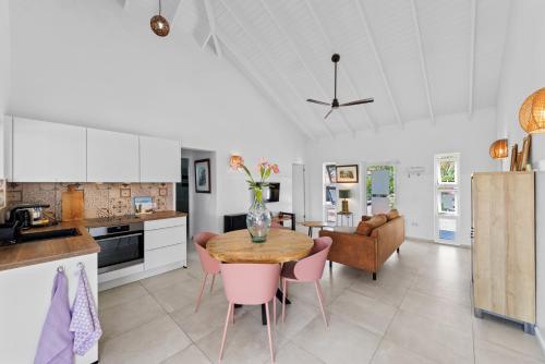 a kitchen and living room with a table and chairs at Casa Juno in Fontein